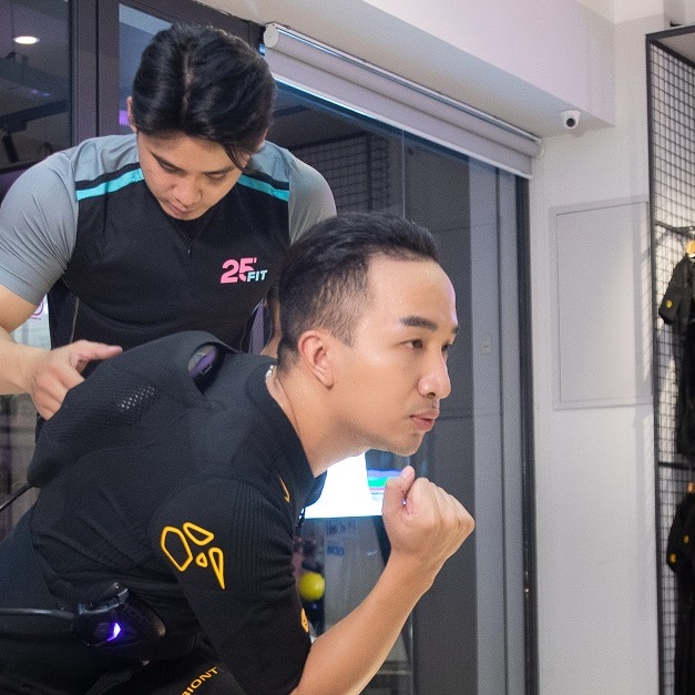 Hoàng Rob tập luyện EMS Training tại 25 FIT Hoàng Rob tập luyện EMS Training tại 25 FIT